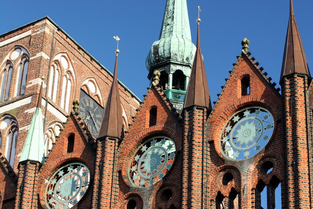 Pension Altstadt Moench In Top Lage Preis Inclusive 5 Prozent Bettensteuer Und Fruehstueck 슈트랄준트 외부 사진